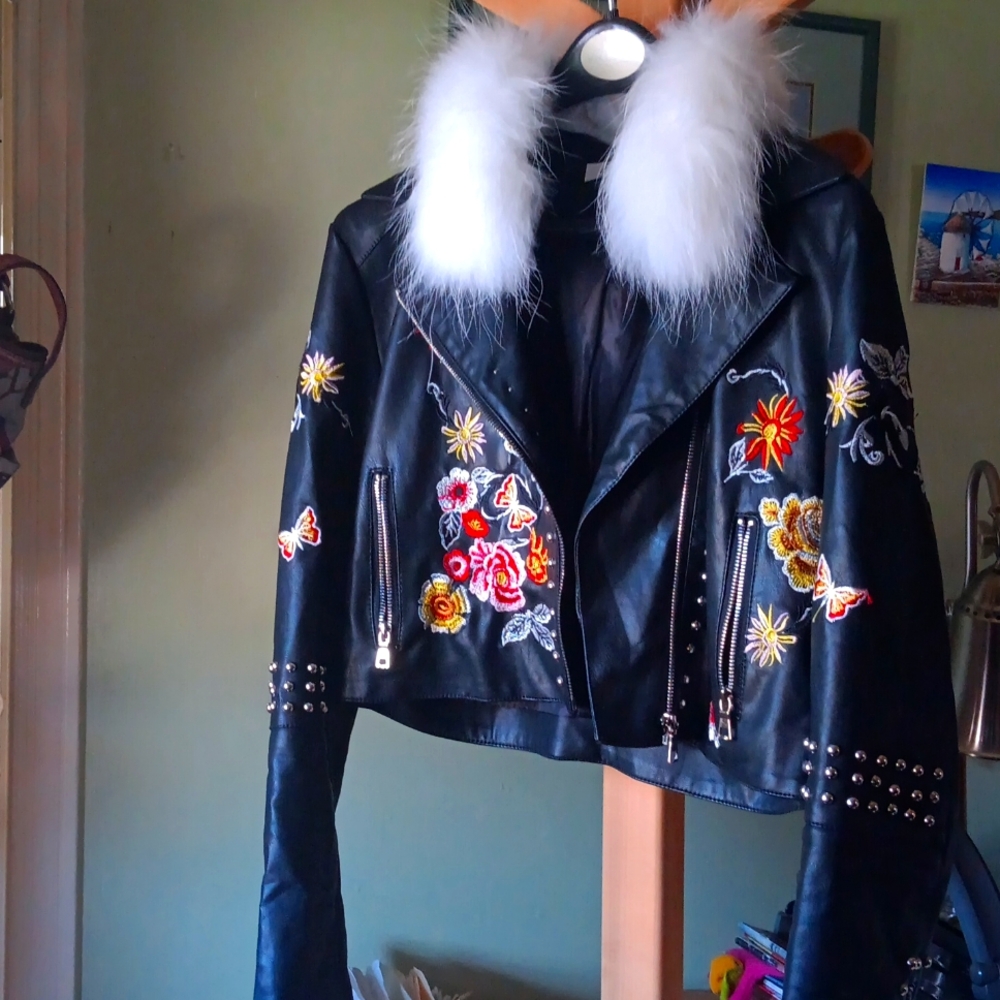 Cropped fake black leather jacket
